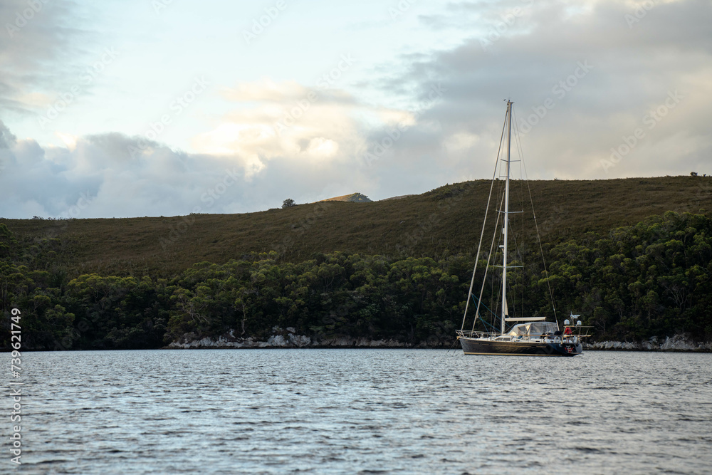 Obraz premium clouds over mountains over the water in a national park and beautiful rock mountain above the ocean in a national park