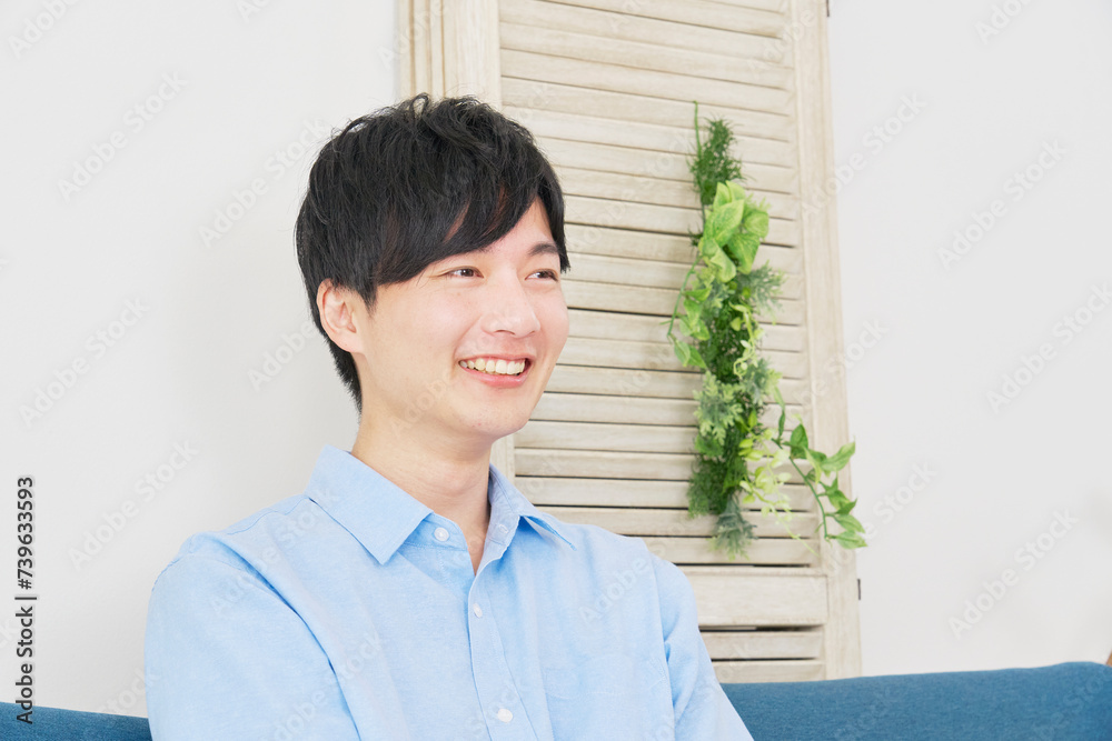 リビングで笑顔の男性のポートレート リビングで笑顔の男性のポートレート