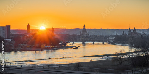 sunset behind the city - Sonnenuntergang hinter der Stadt