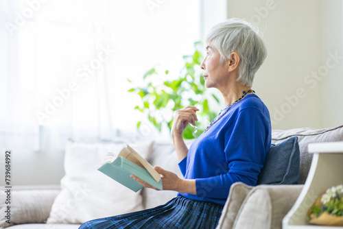 読書をするシニア女性