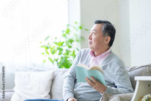 Bild auf Leinwand 読書をするシニア男性