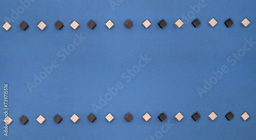 白と黒のブロックを交互に並べたラインの深い青色の背景 photo