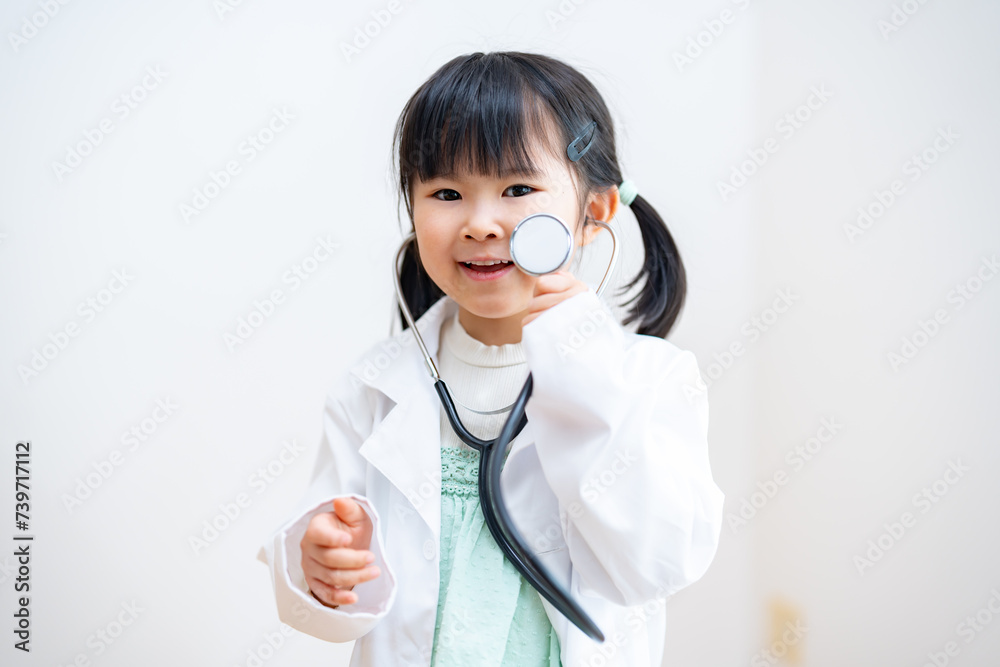 病院で聴診器を持つ子供 病院で聴診器を持つ子供