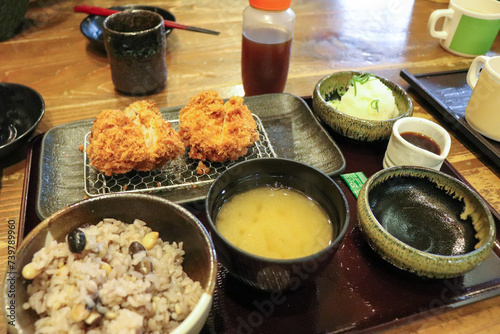 レストランのランチ、とんかつ、米、味噌汁