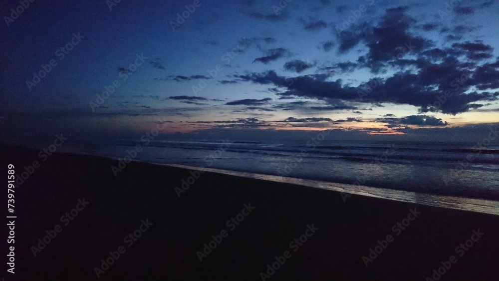 夜明けの浜辺より　初日の出　美しい朝焼けと波の共演　九十九里浜,白里海岸,千葉県,日本