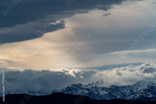 光差す雲と雪山