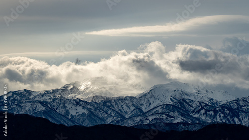 光る雲と雪山