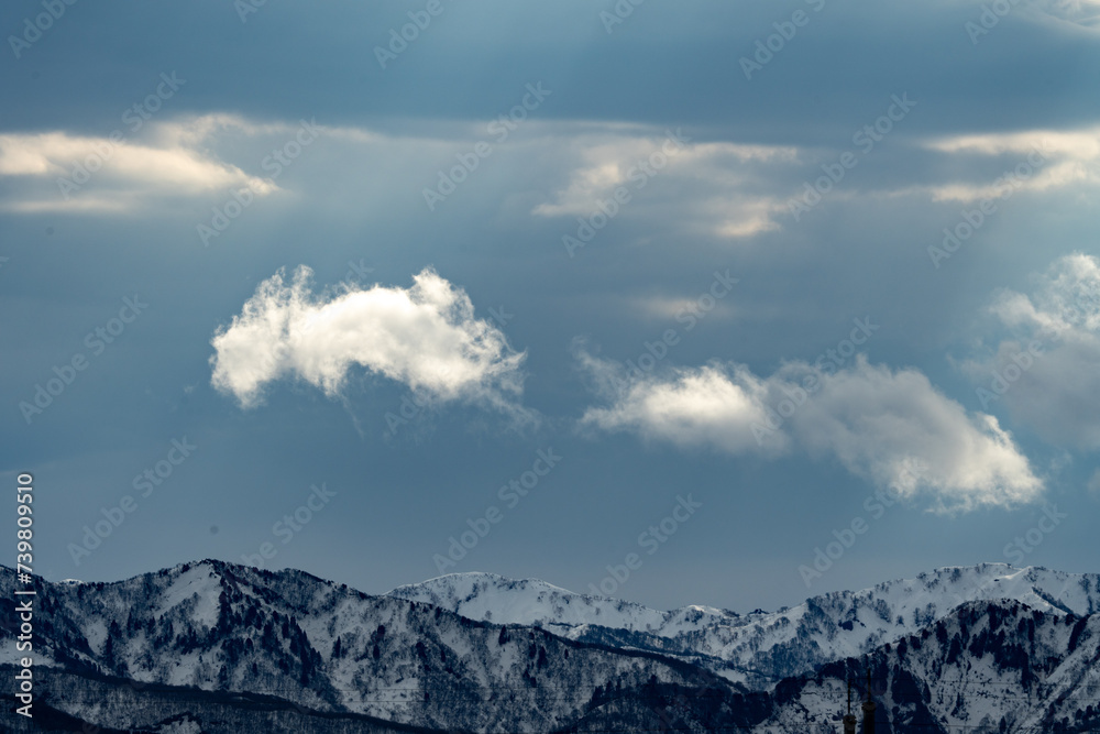 雪山と雲を指す光