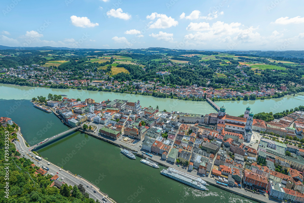 Die Dreiflüssestadt Passau am Zusammenfluß von Donau, Inn und Ilz im Luftbild