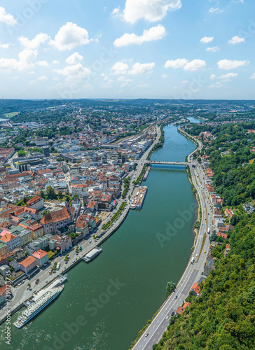 Ausblick auf die Universitätsstadt Passau in Niederbayern, Blick donauaufwärts