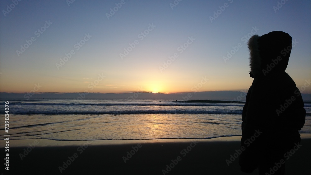 夜明けの浜辺より　初日の出　男の子　美しい光と波の共演　九十九里浜,白里海岸,千葉県,日本