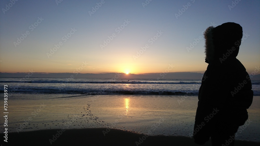 夜明けの浜辺より　初日の出　男の子　光の道と美しい波の共演　九十九里浜,白里海岸,千葉県,日本