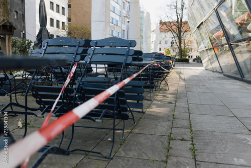 Geschlossene Außengastronomie durch Absperrband