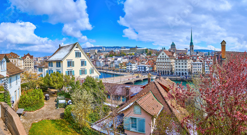 Foto Panorama of Limmatquai embankment from Lindenhof Hill, on April 3 in Zurich, Swi