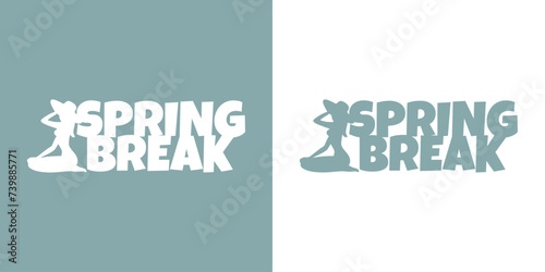 Logo vacaciones de primavera. Mensaje SPRING BREAK con silueta de mujer con sombrero que se sienta de rodillas en la playa o piscina
