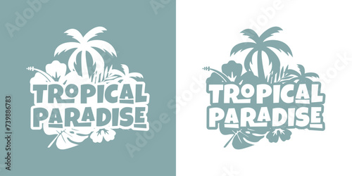 Logo destino de vacaciones. Mensaje Tropical Paradise con letras estilo hawaiano con silueta de plantas tropicales