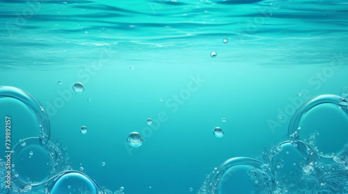 Transparentes, klares Wasser im Pool. Unterwasserfoto des Regulierungsbeckens. Hintergrund des blauen Wasserbeckenbodens. Sommerthema.