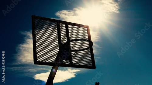 Una canasta de baloncesto en un playground photo
