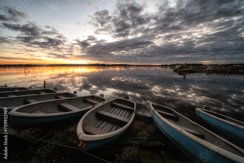 千葉県印西市 印旛沼の朝陽に照らされるボート
