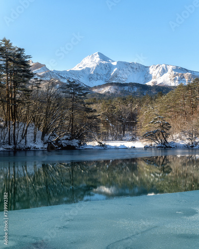 福島県 雪の会津磐梯山と弁天沼