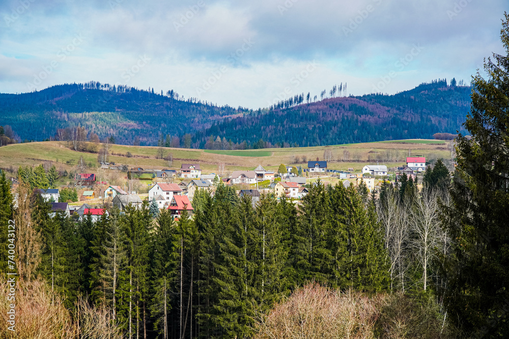 Góry, Beskid Śląski w Polsce, panorama z lotu ptaka zimą. Okolice istebnej i Koniakowa.