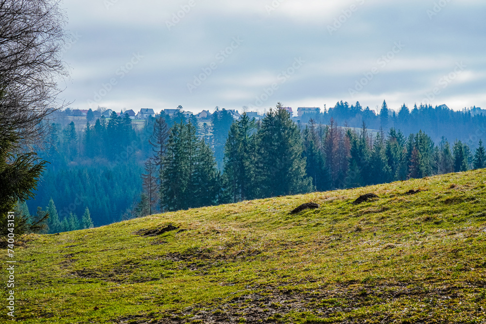 Góry, Beskid Śląski w Polsce, panorama z lotu ptaka zimą. Okolice istebnej i Koniakowa.