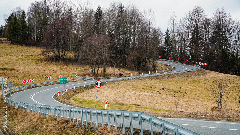 Kręta górska droga na Śląsku w Polsce zimą. Beskid Śląski, Koniaków.