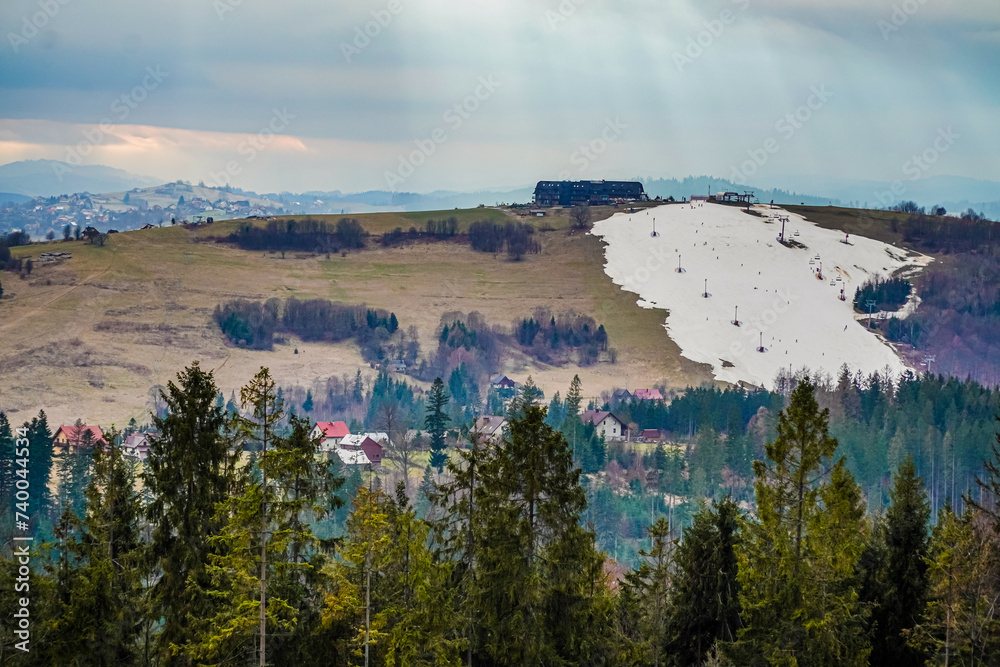 Stoki narciarskie podczas bezśnieżnej zimy w górach. Beskid Śląski na Śląsku w Polsce. Złoty Groń w Istebnej.