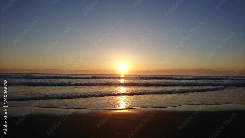 夜明けの浜辺より　初日の出　光の道と美しい波の共演　九十九里浜,白里海岸,千葉県,日本