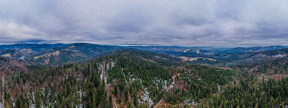 Góry, Beskid Śląski w Polsce, panorama z lotu ptaka zimą. Okolice istebnej i Koniakowa.