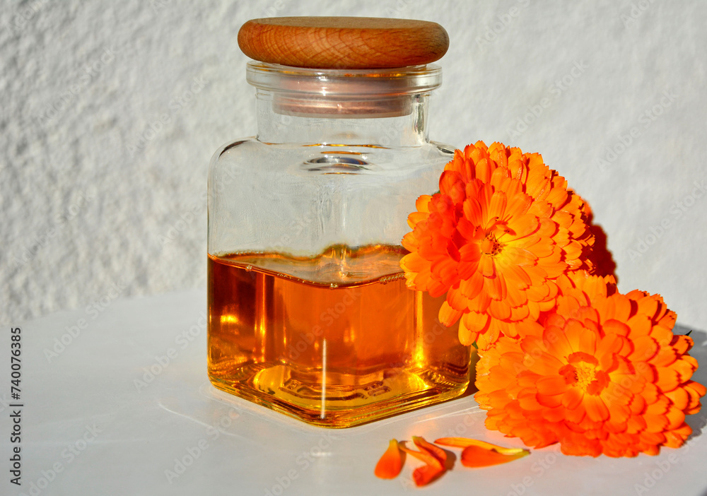 Φωτογραφία domowy macerat z kwiatów nagietka, olej z nagietka (Calendula officinalis), cale