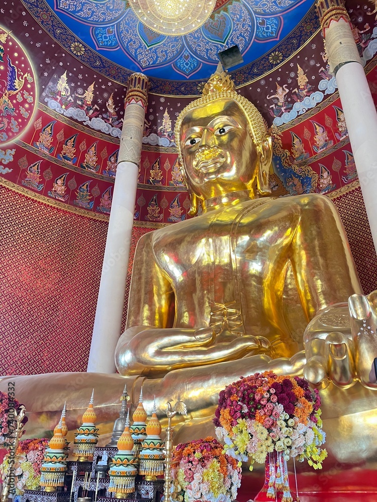 Fototapeta premium golden buddha statue