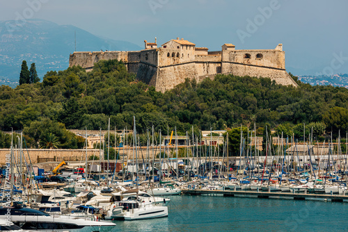 Foto Fort Carre and harbor with yachts in Antibes, France.