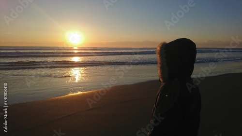 夜明けの浜辺より　初日の出　男の子　グリーンフラッシュ　光の道と美しい波の共演　九十九里浜,白里海岸,千葉県,日本 © seapom