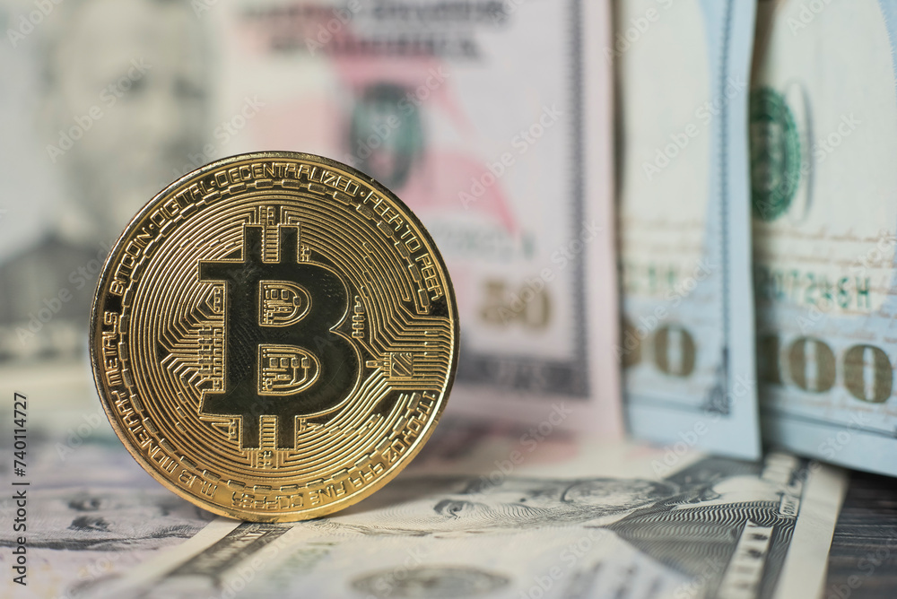 moneta bitcoin na banknotów dolarów - obrazy, fototapety, plakaty 