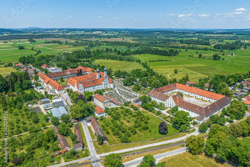 Blick über Kloster Benedikbeuren in die angrenzenden Filze im Loisachtal