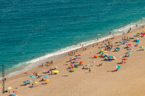 Bañistas tomando el sol en la playa de Los Muertos, Carboneras, Almería, España. Vista cenital de la playa a orillas del mar Mediterráneo con sus aguas turquesas un soleado día de verano. © AngelLuis