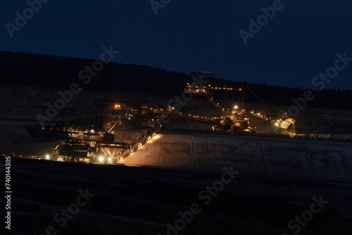 Braunkohletagebau in Jänschwalde in der Nacht 