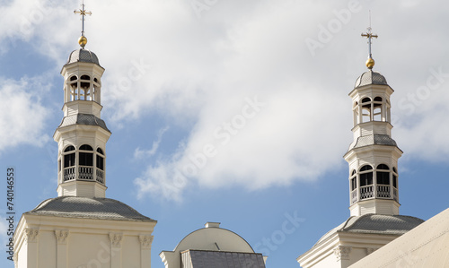 Les deux clochers hexagonaux identiques d'une église martiniquaise. Cathédrale Notre-Dame-de-l'Assomption , Saint Pierre, Martnique photo