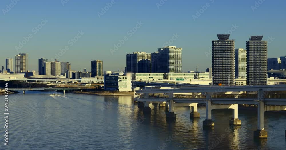 東京の湾岸エリアに建つビル群 東京の湾岸エリアに建つビル群