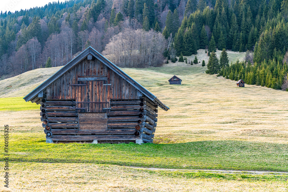 Obraz premium Alte Scheune aus Holz in der Gemeinde Krün in Oberbayern