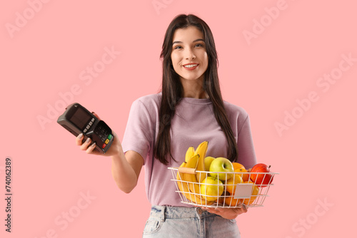 Pretty young woman with fre...