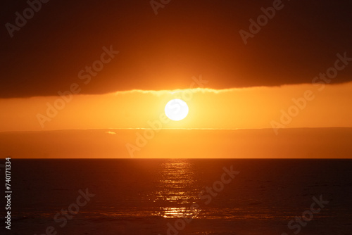 Atardecer entre nubes y mar