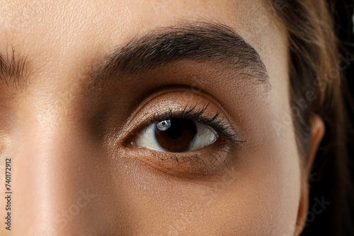 Young woman with brown eyes...