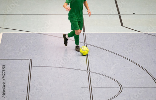 Futsal Hallen Fußball und Sporthallenboden in einer Sporthalle mit diversen Spielfeld Linien photo