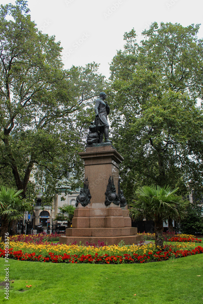 Obraz premium Statue of Lieutenant-General Sir James Outram in Whitehall Gardens, Victoria Embankent, Westminster.