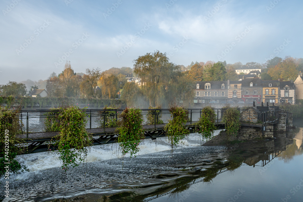 Fototapeta premium Vue de la passerelle à la Gacilly un matin d'automne