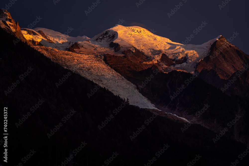 Mont Blanc éclairé par le couché du soleil  avec le glacier des Bossons en premier plan
