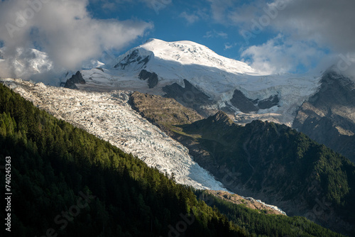 Le mont Blanc en été en fin de journée avec le glacier des Bossons en premier plan