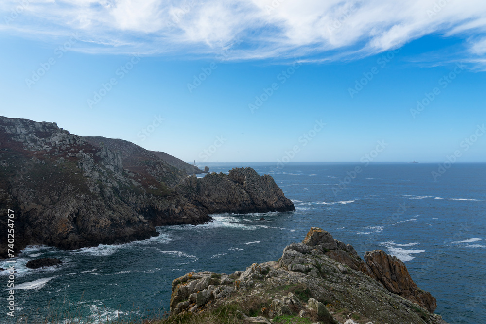 Falaise rocheuse majestueuse sur la pointe bretonne, se dressant fièrement au-dessus de l'océan infini.